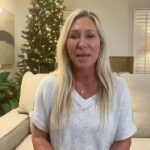 Marjorie Taylor Greene anunciou que renunciará ao Congresso no início de 2026, uma decisão chocante após um ano tumultuado que a viu se separar do aliado de longa data Donald Trump