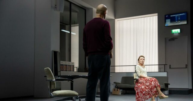 Mark Strong e Lesley Manville impulsionam o elegante remake de 'Édipo' de Robert Icke na Broadway
