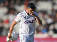 Mark Wood deixa o aquecimento do Ashes com rigidez nos isquiotibiais Mark Wood deixa o aquecimento do Ashes com rigidez nos isquiotibiais