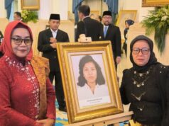 Marsinah recebe o título de Herói Nacional, sua irmã agradece a Prabowo Marsinah recebe o título de Herói Nacional, sua irmã agradece a Prabowo