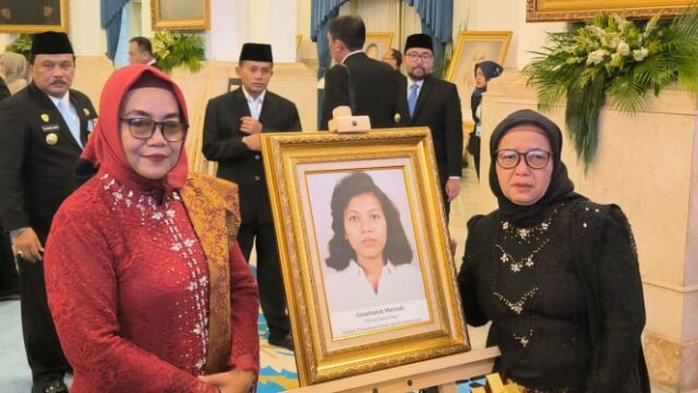 Marsinah recebe o título de Herói Nacional, sua irmã agradece Marsinah recebe o título de Herói Nacional, sua irmã agradece a Prabowo