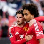 Jack Grealish é ajudado por Joshua Zirkzee enquanto seu companheiro de equipe Kiernan Dewsbury-Hall estica a perna durante a partida da Premier League entre Manchester United e Everton em Old Trafford em 2025 em Manchester, Inglaterra.