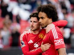 Mason Mount já disse ao Man Utd como o maior problema de Joshua Zirkzee contra o Everton poderia ter sido evitado – opinião Jack Grealish é ajudado por Joshua Zirkzee enquanto seu companheiro de equipe Kiernan Dewsbury-Hall estica a perna durante a partida da Premier League entre Manchester United e Everton em Old Trafford em 2025 em Manchester, Inglaterra.