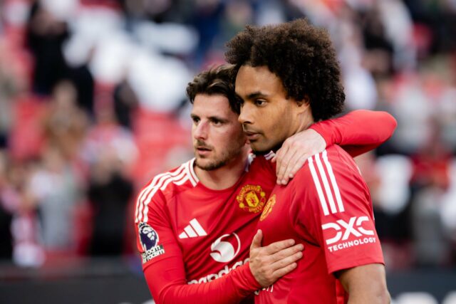 Jack Grealish é ajudado por Joshua Zirkzee enquanto seu companheiro de equipe Kiernan Dewsbury-Hall estica a perna durante a partida da Premier League entre Manchester United e Everton em Old Trafford em 2025 em Manchester, Inglaterra.