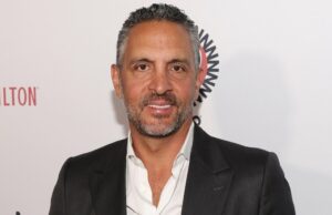 Mauricio Umansky brinca sem camisa que a sessão de fotos da ARI não é ‘nada de novo’ Mauricio Umansky ainda trabalha no relacionamento com Kyle Richards