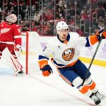 Max Shabanov comemora durante o jogo Islanders-Red Wings em 20 de novembro de 2025.