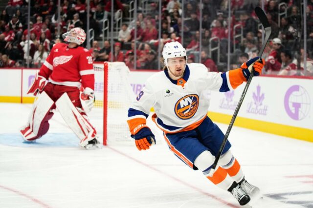 Max Shabanov comemora durante o jogo Islanders-Red Wings em 20 de novembro de 2025. 
