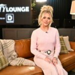 Megan Moroney visita a sala de entrevistas do CMA Awards da Variety para falar sobre 'Six Months Later' e Going Pink para seu terceiro álbum