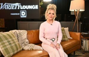 Megan Moroney visita a sala de entrevistas do CMA Awards da Variety para falar sobre ‘Six Months Later’ e Going Pink para seu terceiro álbum Megan Moroney visita a sala de entrevistas do CMA Awards da Variety para falar sobre 'Six Months Later' e Going Pink para seu terceiro álbum