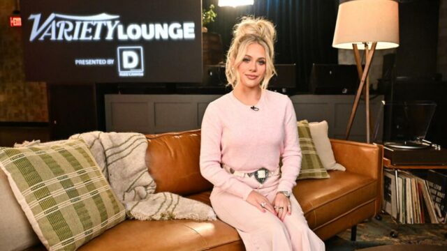 Megan Moroney visita a sala de entrevistas do CMA Awards da Variety para falar sobre 'Six Months Later' e Going Pink para seu terceiro álbum
