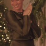 O e-mail também incluía uma imagem GIF de Meghan aparentemente decorando sua casa para o Natal, enquanto ela brincava com uma meia de tricô no manto de sua lareira.