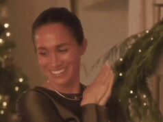 Meghan Markle provoca ‘algo grande está por vir’ enquanto se gaba de que a capa do Harper’s Bazaar é um momento de ‘queda do microfone’ O e-mail também incluía uma imagem GIF de Meghan aparentemente decorando sua casa para o Natal, enquanto ela brincava com uma meia de tricô no manto de sua lareira.