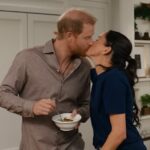 A Duquesa de Sussex promove sua geléia e beija o Príncipe Harry enquanto ela fala sobre 'abraçar as tradições' em um novo trailer chamativo de seu programa festivo da Netflix
