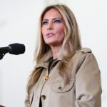 A primeira-dama Melania Trump faz comentários aos militares e suas famílias durante uma visita ao Mega Hangar MV-22 na Estação Aérea do Corpo de Fuzileiros Navais de New River em 19 de novembro de 2025 em Jacksonville, Carolina do Norte