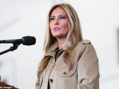 Melania Trump faz discurso ‘distópico’ às tropas, provocando colapso A primeira-dama Melania Trump faz comentários aos militares e suas famílias durante uma visita ao Mega Hangar MV-22 na Estação Aérea do Corpo de Fuzileiros Navais de New River em 19 de novembro de 2025 em Jacksonville, Carolina do Norte