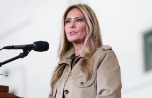 Melania Trump faz discurso ‘distópico’ às tropas, provocando colapso A primeira-dama Melania Trump faz comentários aos militares e suas famílias durante uma visita ao Mega Hangar MV-22 na Estação Aérea do Corpo de Fuzileiros Navais de New River em 19 de novembro de 2025 em Jacksonville, Carolina do Norte