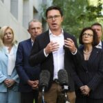 O líder nacional, David Littleproud, dirige-se à mídia em uma conferência de imprensa após uma reunião no salão do partido, na Casa do Parlamento em Canberra, no domingo, 2 de novembro de 2025. fedpol Foto: Alex Ellinghausen