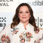 Melissa McCarthy apresentará 'SNL' em dezembro com o convidado musical Dijon