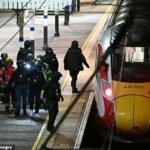 Polícia na plataforma da estação Huntingdon em Cambridgeshire na noite de sábado após o ataque