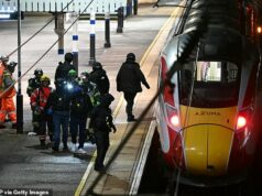 Membro da equipe ferroviária heróica que ‘sem dúvida salvou a vida de muitas pessoas’ durante o ataque com facas no trem permanece em estado crítico Polícia na plataforma da estação Huntingdon em Cambridgeshire na noite de sábado após o ataque