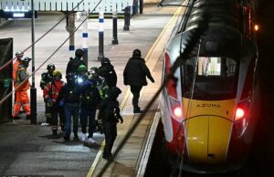 Membro da equipe ferroviária heróica que ‘sem dúvida salvou a vida de muitas pessoas’ durante o ataque com facas no trem permanece em estado crítico Polícia na plataforma da estação Huntingdon em Cambridgeshire na noite de sábado após o ataque