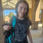 Uma camiseta inadequada.