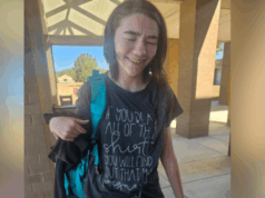 Menina adolescente usa camiseta velha da tia para ir à escola, então a mãe olha mais de perto Uma camiseta inadequada.