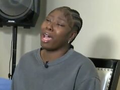 Menina, de dez anos, aparece no tribunal acusada de estupro e tentativa de homicídio de uma criança de 5 anos enquanto familiares com rostos impassíveis observam Antavia Kennibrew disse que sua filha de cinco anos foi escalpelada e estuprada por um grupo de crianças em setembro