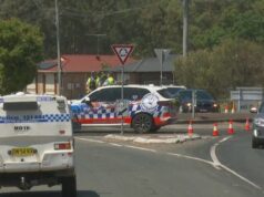 Menina de quatro anos é levada às pressas para o hospital após ser atropelada por moto Uma motocicleta colidiu com uma menina de quatro anos no oeste de Sydney. A criança caminhava pela Popondetta Road em Dharruk às 13h30 de hoje quando a motocicleta atingiu e feriu a menina.