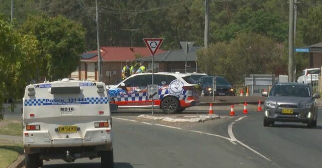 Menina de quatro anos é levada às pressas para o Uma motocicleta colidiu com uma menina de quatro anos no oeste de Sydney. A criança caminhava pela Popondetta Road em Dharruk às 13h30 de hoje quando a motocicleta atingiu e feriu a menina.