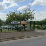A escola em Bolton alertou a polícia e os policiais correram para a The Orchards Federation em Farnworth pouco depois das 11h da manhã de terça-feira. A Polícia da Grande Manchester confirmou que uma mulher na casa dos 20 anos foi presa sob suspeita de crimes de voyeurismo e desde então foi libertada sob fiança
