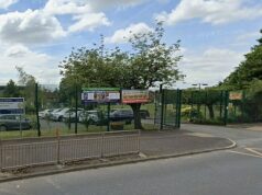 Menina é ‘filmada nos banheiros da escola’ por um funcionário enquanto a mãe fala sobre ‘falha massiva de proteção’ A escola em Bolton alertou a polícia e os policiais correram para a The Orchards Federation em Farnworth pouco depois das 11h da manhã de terça-feira. A Polícia da Grande Manchester confirmou que uma mulher na casa dos 20 anos foi presa sob suspeita de crimes de voyeurismo e desde então foi libertada sob fiança