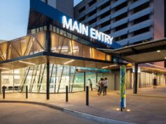 Menino de 11 anos morre em acidente de quadriciclo na fazenda de manga Darwin Um homem de 38 anos está no Royal Darwin Hospital após um acidente de quadriciclo que matou um menino de 11 anos.