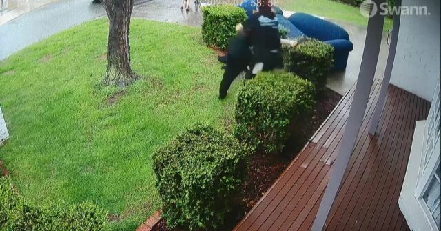 Menino de 14 anos sob fiança supostamente esfaqueia jovem de Menino de 14 anos sob fiança supostamente esfaqueia jovem de 19 anos na tranquila rua de Melbourne