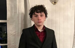 Menino de 15 anos é esfaqueado até a morte enquanto 100 adolescentes chegam à casa de Nova York em meio a uma festa em casa Liam Delemo (foto), 15 anos, de West Babylon, Nova York, foi morto a facadas na frente de cerca de 100 adolescentes durante uma festa caótica em uma casa na noite de segunda-feira.