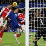 O goleiro espanhol nº 01 do Chelsea, Robert Sanchez, defende um chute do meio-campista inglês nº 07 do Arsenal, Bukayo Saka, durante a partida de futebol da Premier League inglesa entre Chelsea e Arsenal em Stamford Bridge, em Londres, em 30 de novembro de 2025. (Foto de JUSTIN TALLIS / AFP) / RESTRITO A USO EDITORIAL. NÃO UTILIZAR COM ÁUDIO, VÍDEO, DADOS, LISTAS DE FIXTURES, LOGOTIPO DE CLUBE/LIGA NÃO AUTORIZADOS OU SERVIÇOS 'AO VIVO'. USO ONLINE NA PARTIDA LIMITADO A 120 IMAGENS. 40 IMAGENS ADICIONAIS PODEM SER USADAS EM TEMPO EXTRA. SEM EMULAÇÃO DE VÍDEO. USO DE MÍDIAS SOCIAIS NO JOGO LIMITADO A 120 IMAGENS. 40 IMAGENS ADICIONAIS PODEM SER USADAS EM TEMPO EXTRA. NÃO UTILIZAÇÃO EM PUBLICAÇÕES DE APOSTAS, JOGOS OU PUBLICAÇÕES DE CLUBE/LIGA/JOGADOR ÚNICO.