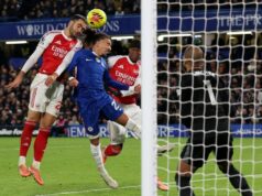 Merino marca para dar ao Arsenal um empate em 1 a 1 contra o Chelsea, de 10 jogadores O goleiro espanhol nº 01 do Chelsea, Robert Sanchez, defende um chute do meio-campista inglês nº 07 do Arsenal, Bukayo Saka, durante a partida de futebol da Premier League inglesa entre Chelsea e Arsenal em Stamford Bridge, em Londres, em 30 de novembro de 2025. (Foto de JUSTIN TALLIS / AFP) / RESTRITO A USO EDITORIAL. NÃO UTILIZAR COM ÁUDIO, VÍDEO, DADOS, LISTAS DE FIXTURES, LOGOTIPO DE CLUBE/LIGA NÃO AUTORIZADOS OU SERVIÇOS 'AO VIVO'. USO ONLINE NA PARTIDA LIMITADO A 120 IMAGENS. 40 IMAGENS ADICIONAIS PODEM SER USADAS EM TEMPO EXTRA. SEM EMULAÇÃO DE VÍDEO. USO DE MÍDIAS SOCIAIS NO JOGO LIMITADO A 120 IMAGENS. 40 IMAGENS ADICIONAIS PODEM SER USADAS EM TEMPO EXTRA. NÃO UTILIZAÇÃO EM PUBLICAÇÕES DE APOSTAS, JOGOS OU PUBLICAÇÕES DE CLUBE/LIGA/JOGADOR ÚNICO.