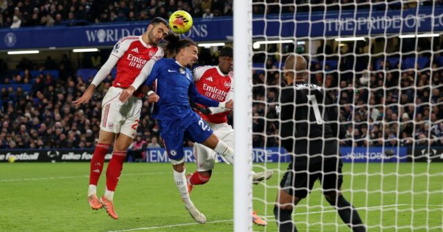 O goleiro espanhol nº 01 do Chelsea, Robert Sanchez, defende um chute do meio-campista inglês nº 07 do Arsenal, Bukayo Saka, durante a partida de futebol da Premier League inglesa entre Chelsea e Arsenal em Stamford Bridge, em Londres, em 30 de novembro de 2025. (Foto de JUSTIN TALLIS / AFP) / RESTRITO A USO EDITORIAL. NÃO UTILIZAR COM ÁUDIO, VÍDEO, DADOS, LISTAS DE FIXTURES, LOGOTIPO DE CLUBE/LIGA NÃO AUTORIZADOS OU SERVIÇOS 'AO VIVO'. USO ONLINE NA PARTIDA LIMITADO A 120 IMAGENS. 40 IMAGENS ADICIONAIS PODEM SER USADAS EM TEMPO EXTRA. SEM EMULAÇÃO DE VÍDEO. USO DE MÍDIAS SOCIAIS NO JOGO LIMITADO A 120 IMAGENS. 40 IMAGENS ADICIONAIS PODEM SER USADAS EM TEMPO EXTRA. NÃO UTILIZAÇÃO EM PUBLICAÇÕES DE APOSTAS, JOGOS OU PUBLICAÇÕES DE CLUBE/LIGA/JOGADOR ÚNICO.