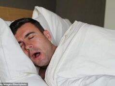 Metade de nós respira pela boca e não pelo nariz – e isso aumenta o risco de obesidade, problemas cardíacos e mau hálito. Agora os médicos revelam como saber se você faz isso… e as maneiras fáceis de parar Especialistas alertam que o problema respiratório oculto da respiração bucal crônica é uma condição de saúde preocupante que pode afetar milhões de pessoas