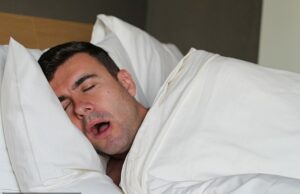 Metade de nós respira pela boca e não pelo nariz – e isso aumenta o risco de obesidade, problemas cardíacos e mau hálito. Agora os médicos revelam como saber se você faz isso… e as maneiras fáceis de parar Especialistas alertam que o problema respiratório oculto da respiração bucal crônica é uma condição de saúde preocupante que pode afetar milhões de pessoas