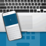 Vista aproximada da mão controlando o aplicativo de mouse remoto na frente do laptop MacBook