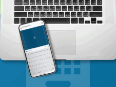 Meu laptop quebrou, o dia do pagamento estava longe e um aplicativo Android salvou o dia silenciosamente Vista aproximada da mão controlando o aplicativo de mouse remoto na frente do laptop MacBook