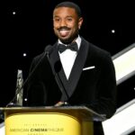 Michael B. Jordan chora ao receber o prêmio de Ryan Coogler após a cerimônia da Calçada da Fama de Chadwick Boseman: 'Estou tão feliz que aconteceu no mesmo dia'