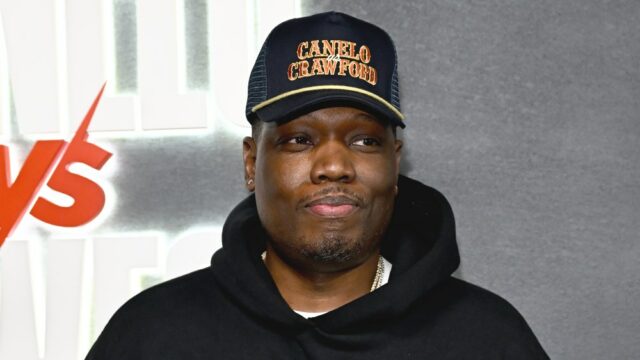 Michael Che chama o SNAP Freeze de 'realmente fodido': continuo vendo 'vídeos racistas celebrando famílias (principalmente negras) que não conseguem comprar mantimentos'
