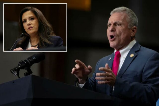 O representante dos EUA, Buddy Carter (R-GA), discursando em um evento político republicano.
