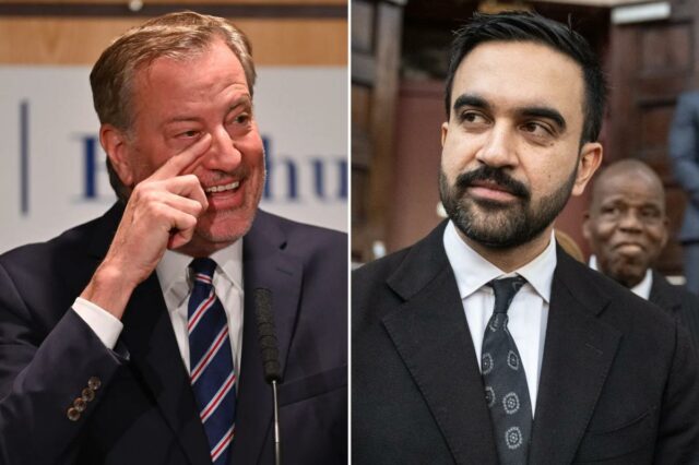 O ex-prefeito de Nova York, Bill de Blasio, tocando o nariz enquanto discursava em um evento.