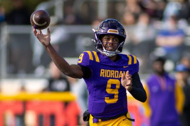 Michael Mitchell Jr. é responsável por 5 TDs enquanto o Arcebispo Riordan derrota Mitty para definir o jogo do título WCAL com Serra
