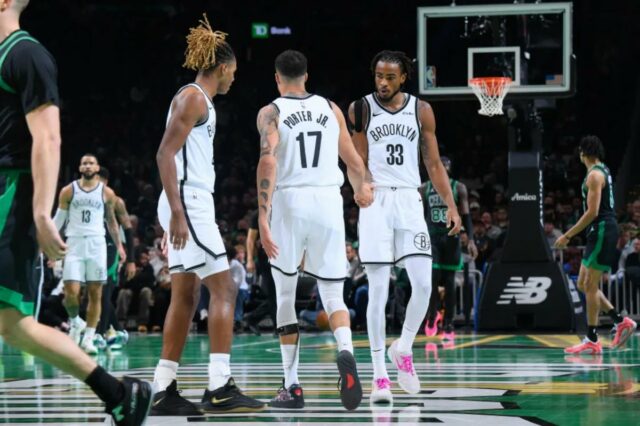   Nic Claxton #33 e Michael Porter Jr. #17 do Brooklyn Nets high five durante o jogo contra o Boston Celtics durante a Emirates Cup 2025-26 em 21 de novembro de 2025 no TD Garden em Boston, Massachusetts. 