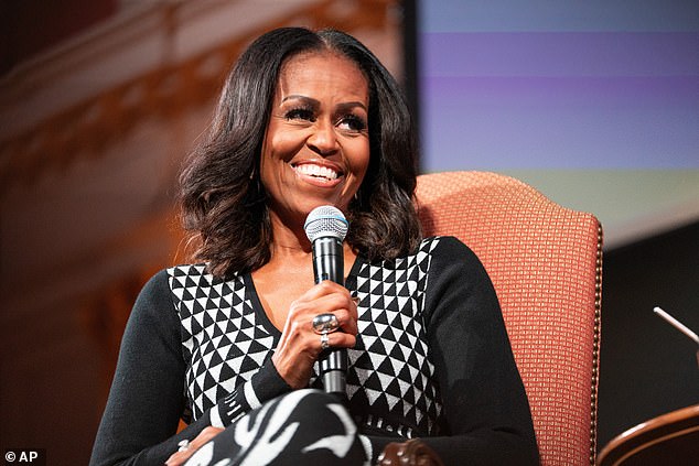 Michelle Obama diz que os americanos têm “muito que crescer” Michelle Obama disse que os americanos não estão prontos para eleger uma mulher presidente, o que implica que ainda existe sexismo generalizado entre os homens