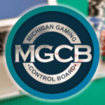 Michigan ordena que três cassinos online interrompam imediatamente as operações ilegais em todo o estado. Logotipo do Michigan Gaming Control Board exibido com destaque na frente de um fundo desfocado mostrando um laptop e fichas de cassino coloridas.